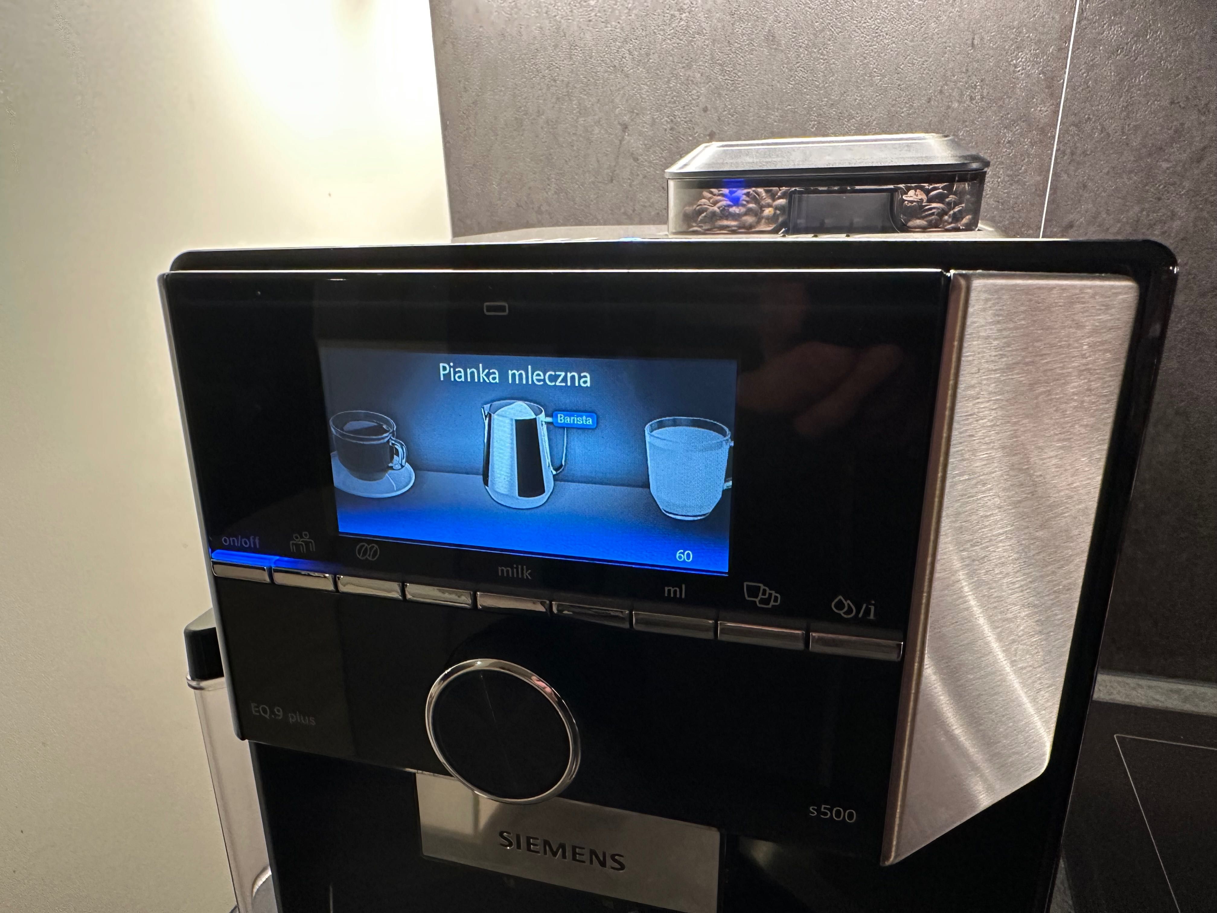Ekspres ciśnieniowy SIEMENS EQ9 Plus s500 jak nowy spieniacz