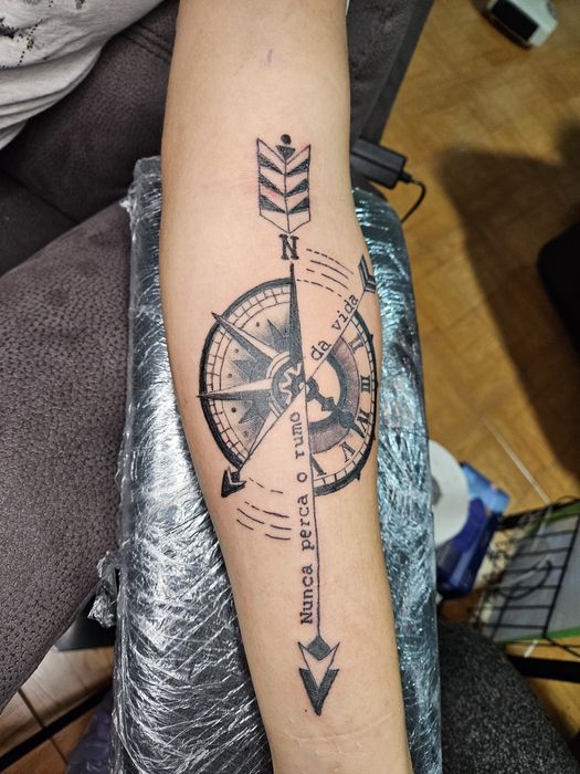 Tatuagem so paga o material.