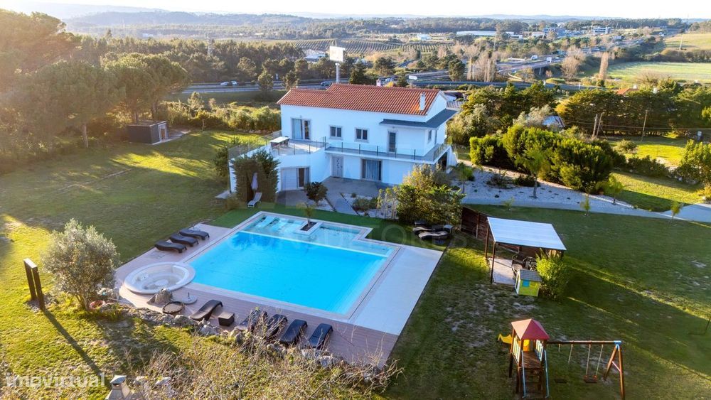 Propriedade com 3 apartamentos e piscina em Óbidos