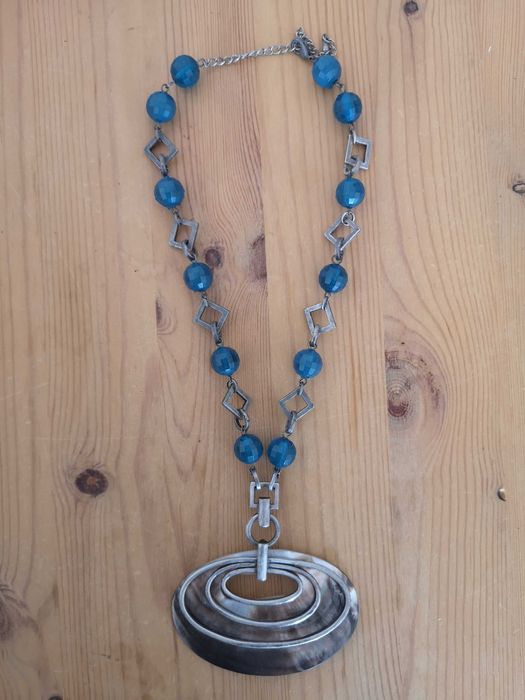 Colar curto com contas azuis e pendente