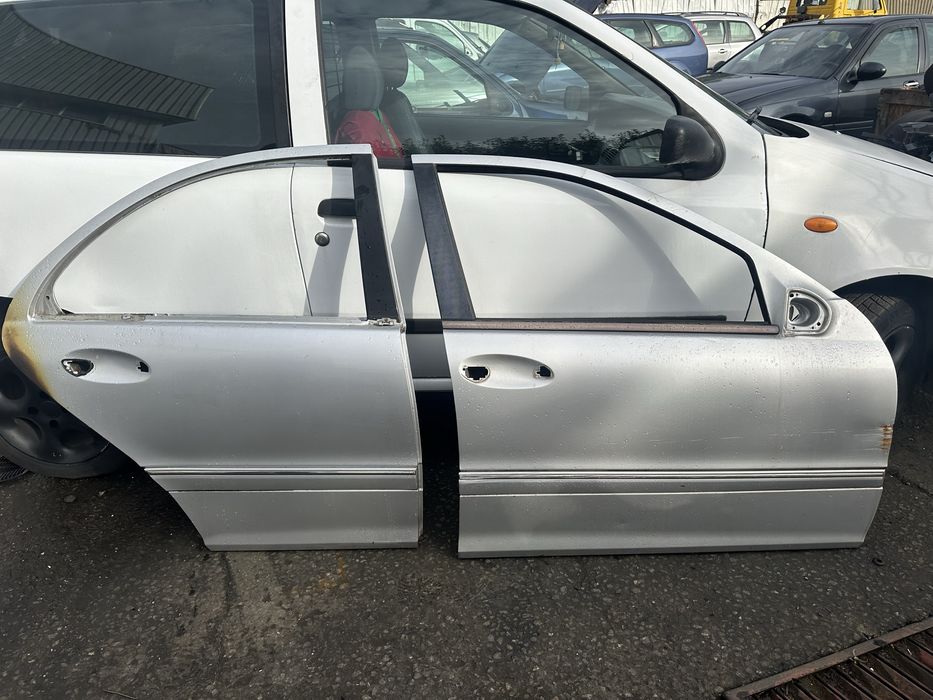 Porta frente direita mercedes w203 c220 cdi ano 2004