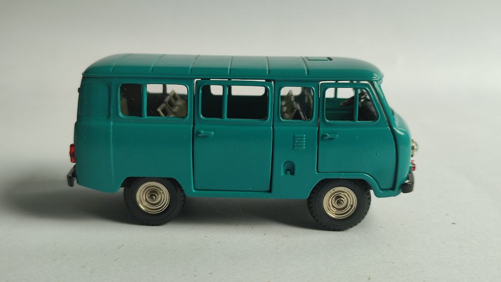 Модель УАЗ 452 , 1:43