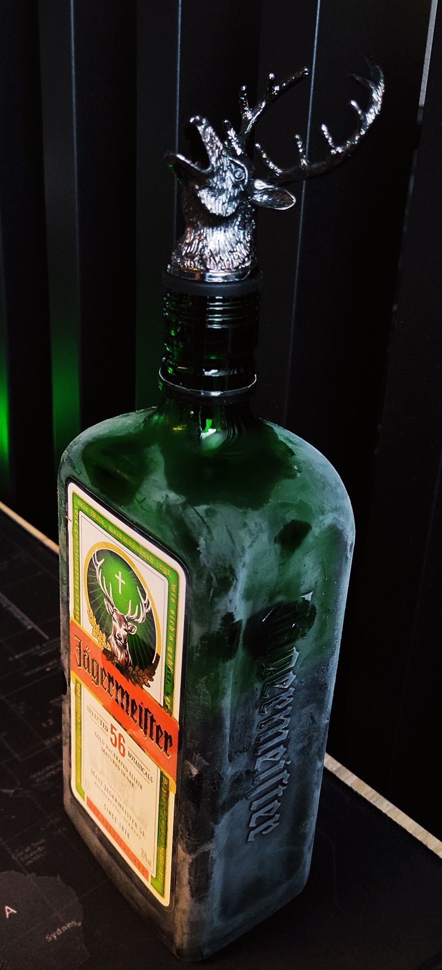 Nalewak do alkoholu w kształcie jelenia, czarny i zloty (jagermeister)