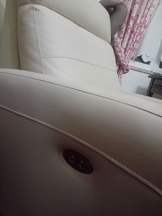 Sofá mecanizado em pele bege
