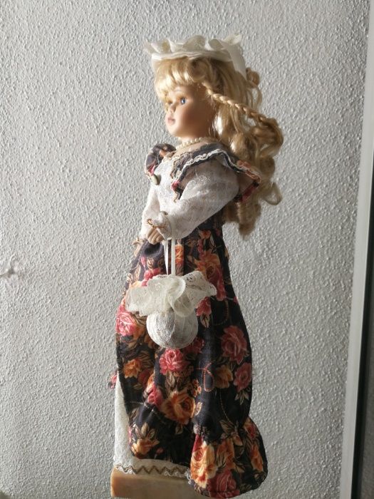 Boneca em porcelana com suporte