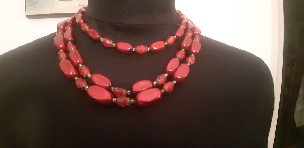 Naszyjnik z czerwo - bordowych  koralików
