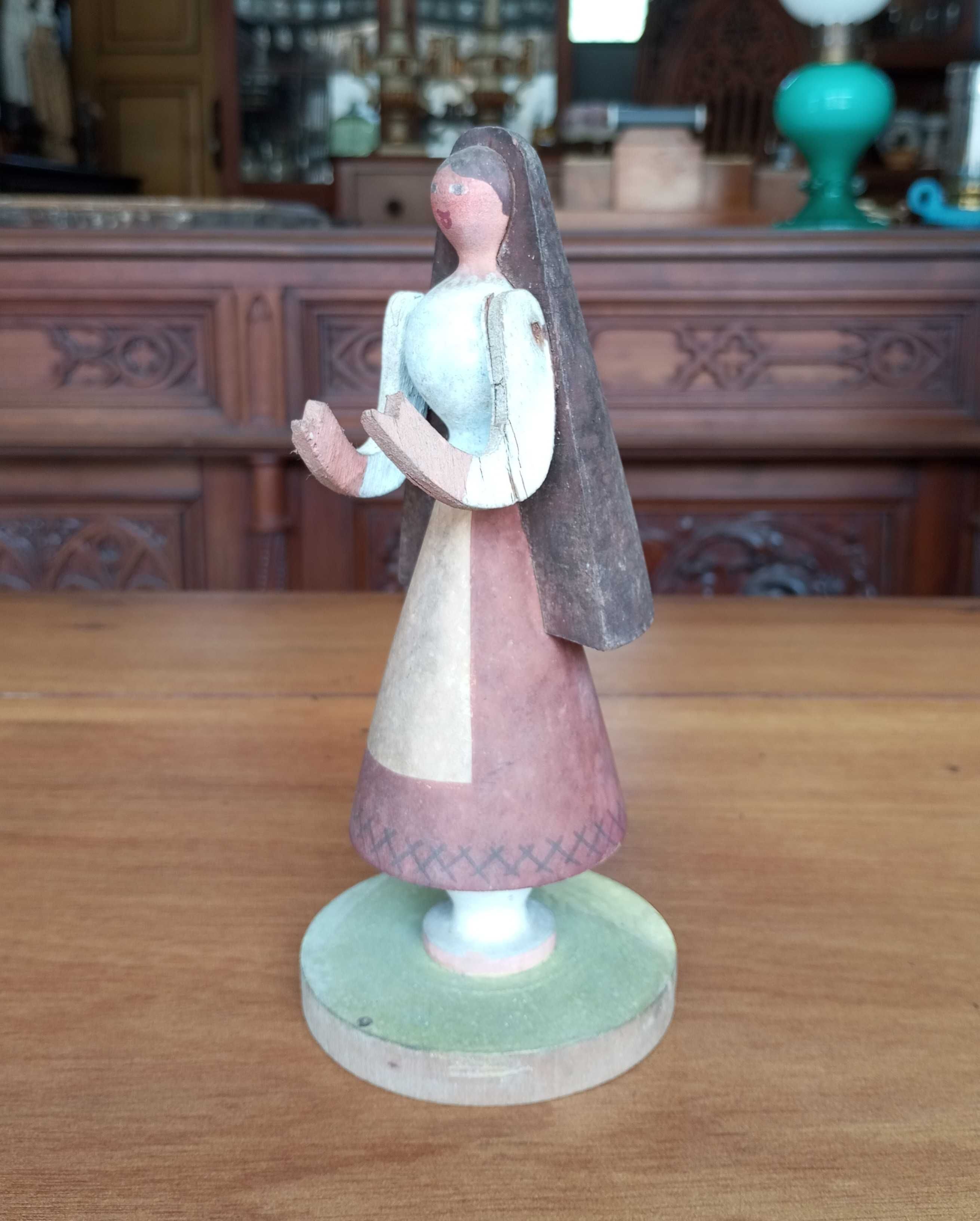 Antiga escultura Figura Feminina autoria Tomás de Melo Tom (1906-90)