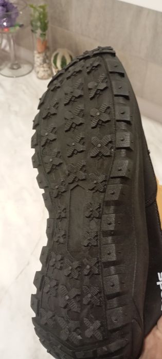 Продам нові чоловічі кросівки