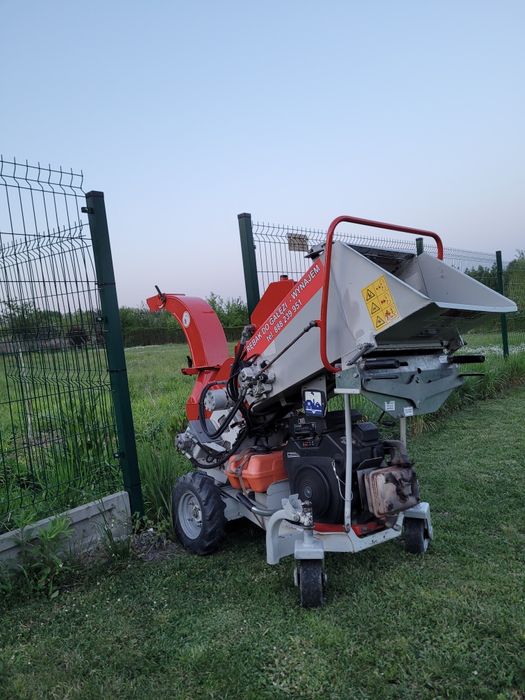 Wynajem rębak do gałęzi Profesjonalny-Podajnik-Samojezdny Silnik 20KM