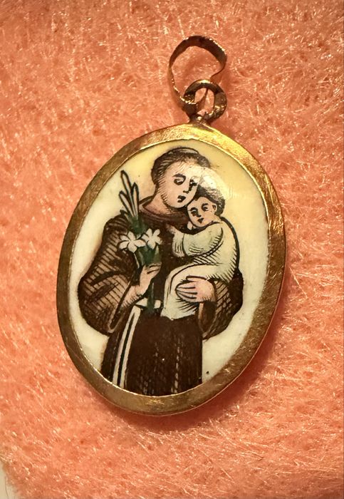 Medalha em esmalte com aro em ouro.