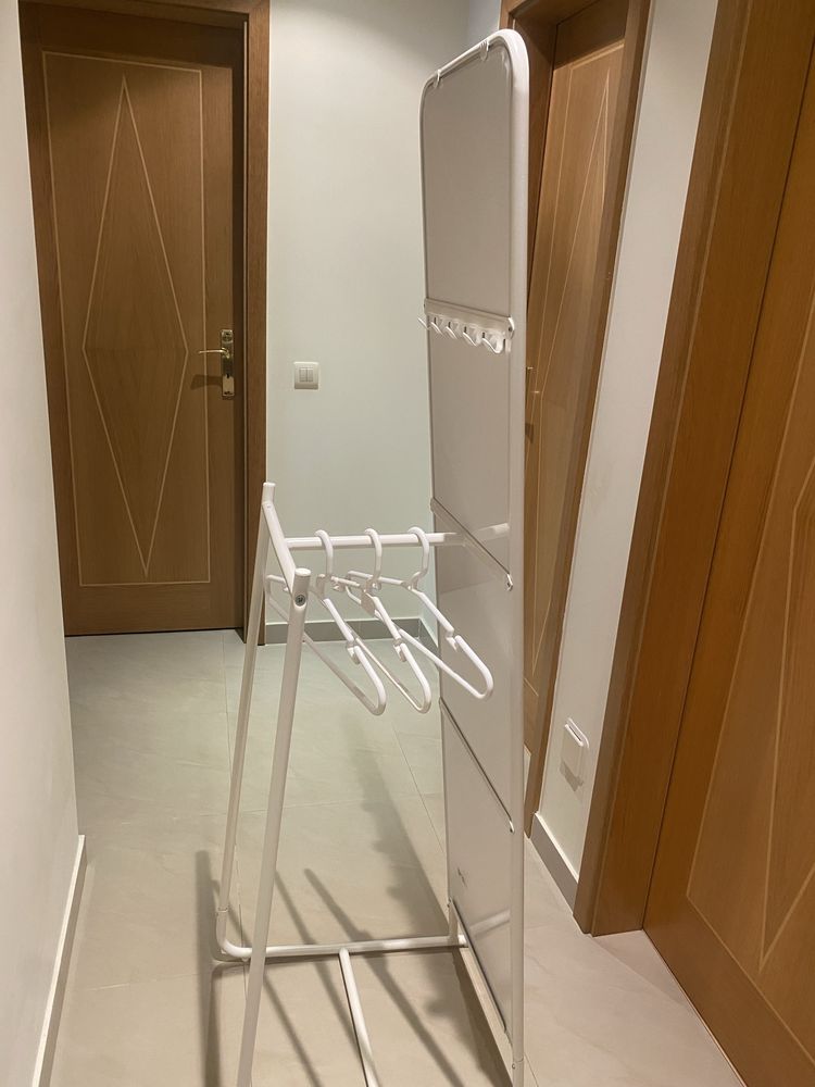 Espelho de pé com porta cabides e suportes para acessórios (39x160 cm)