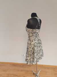 Zwiewna sukienka z efektownymi plecami w rozmiarze M