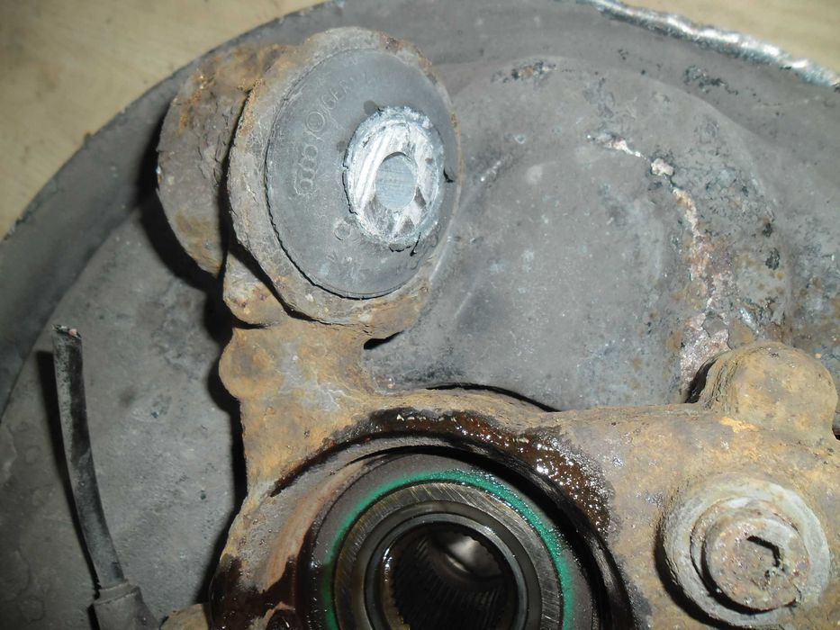 Zwrotnica lewy tył Audi a4 b7