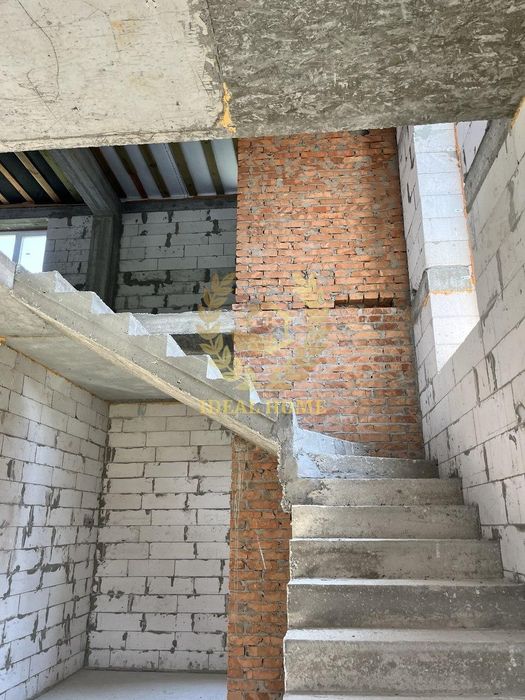 Продаж будинку в мальовничому місті Київа, метро Лісова