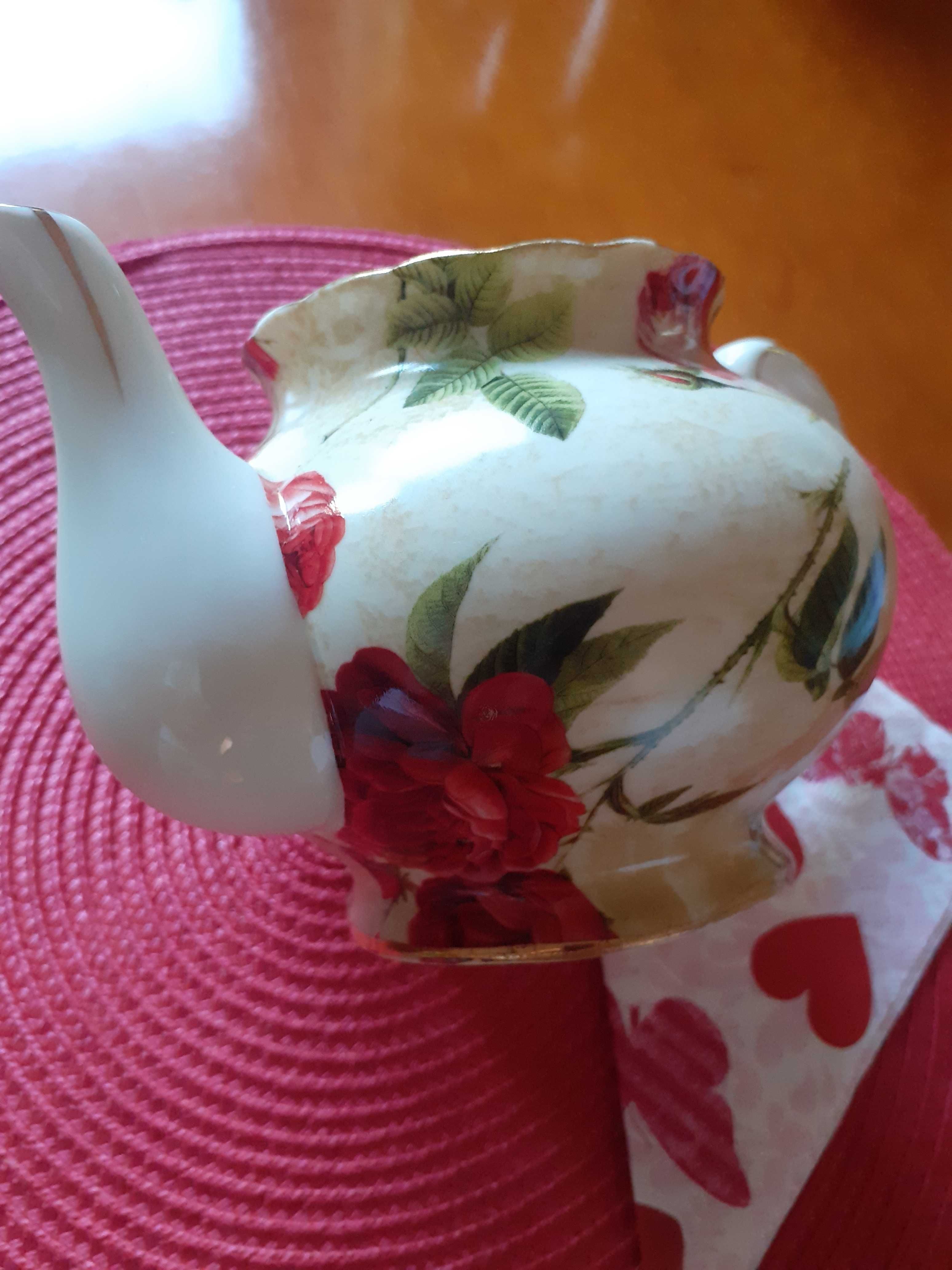 Sliczny czajniczek w roze na herbatke lub kawke