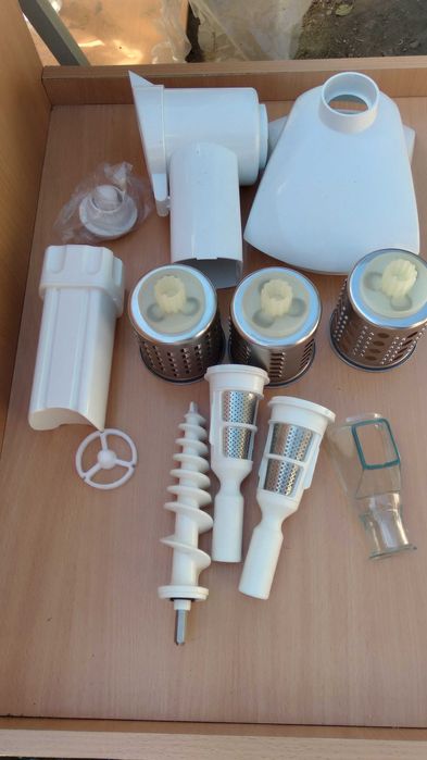 Насадки та інше два кухонні комбайни Philips HR7758 та HR7735