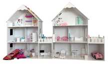 Dwa drewniane domki dla lalek Kinderplay – 118 cm – z wyposażeniem