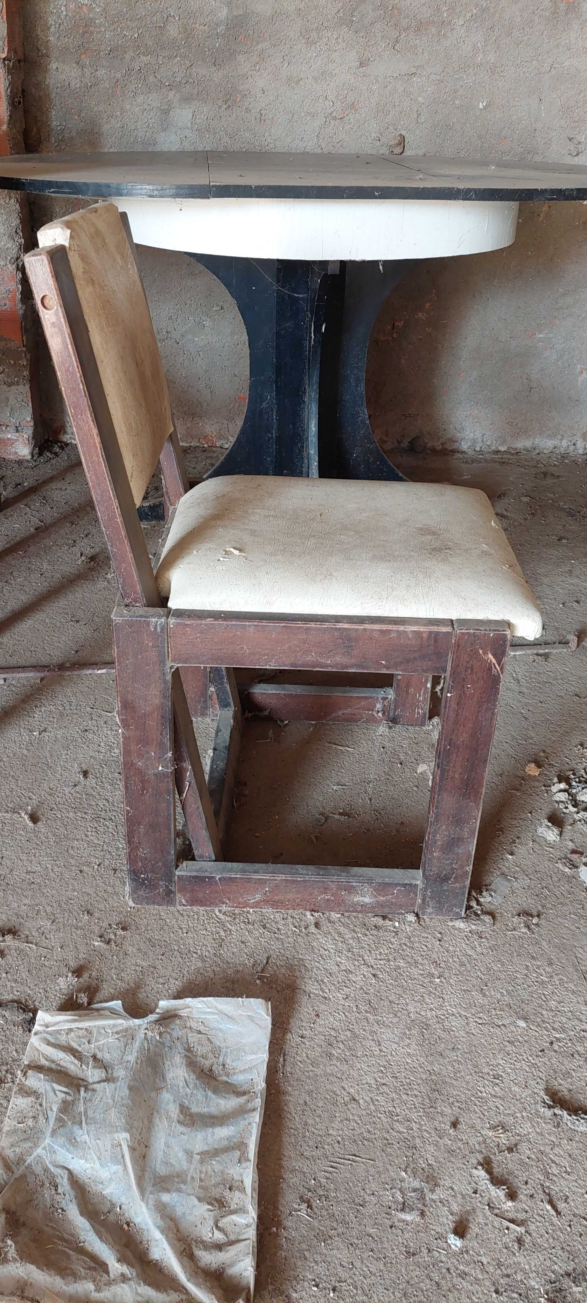 Mesa e cadeiras antigas