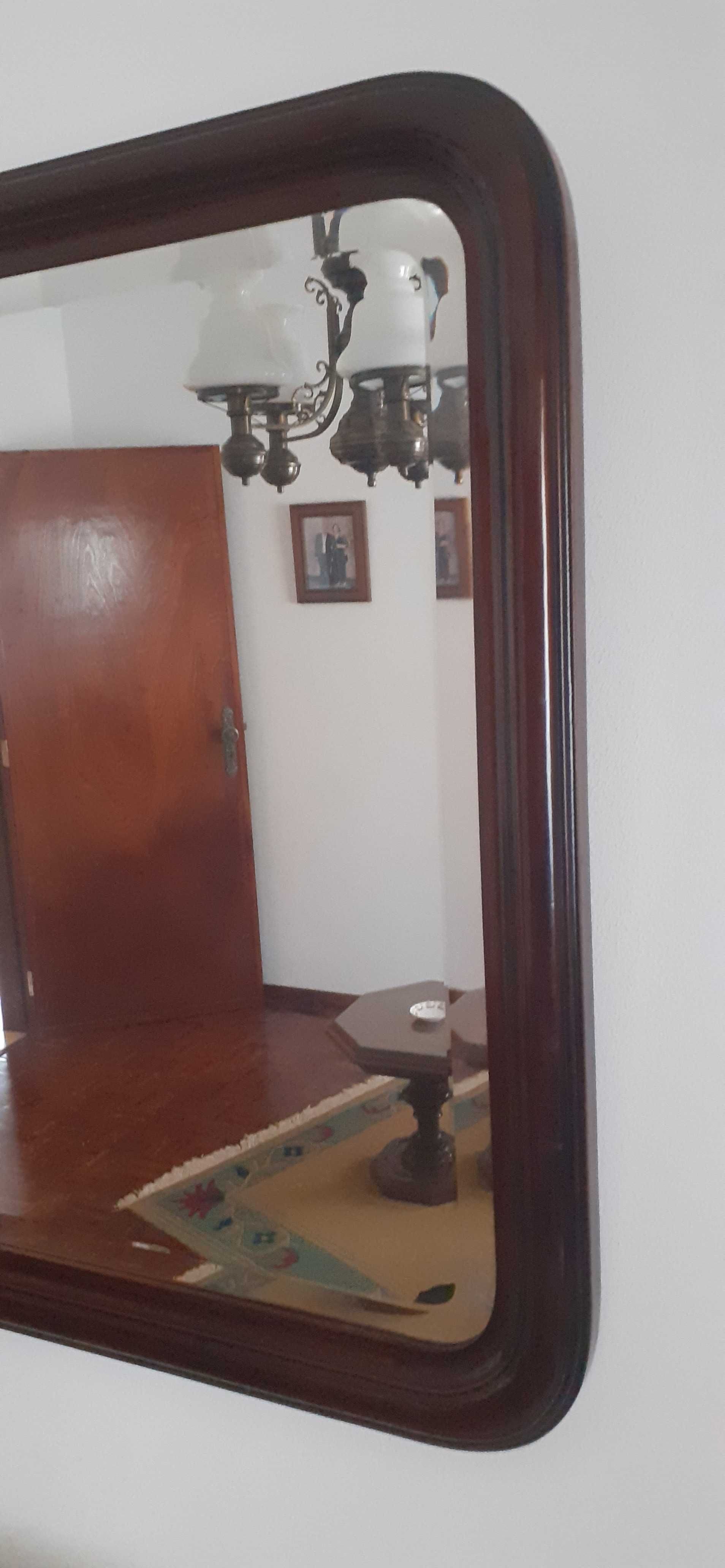 Espelho de parede retangular com moldura em madeira