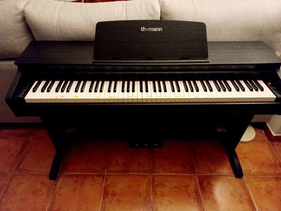 Piano digital novo