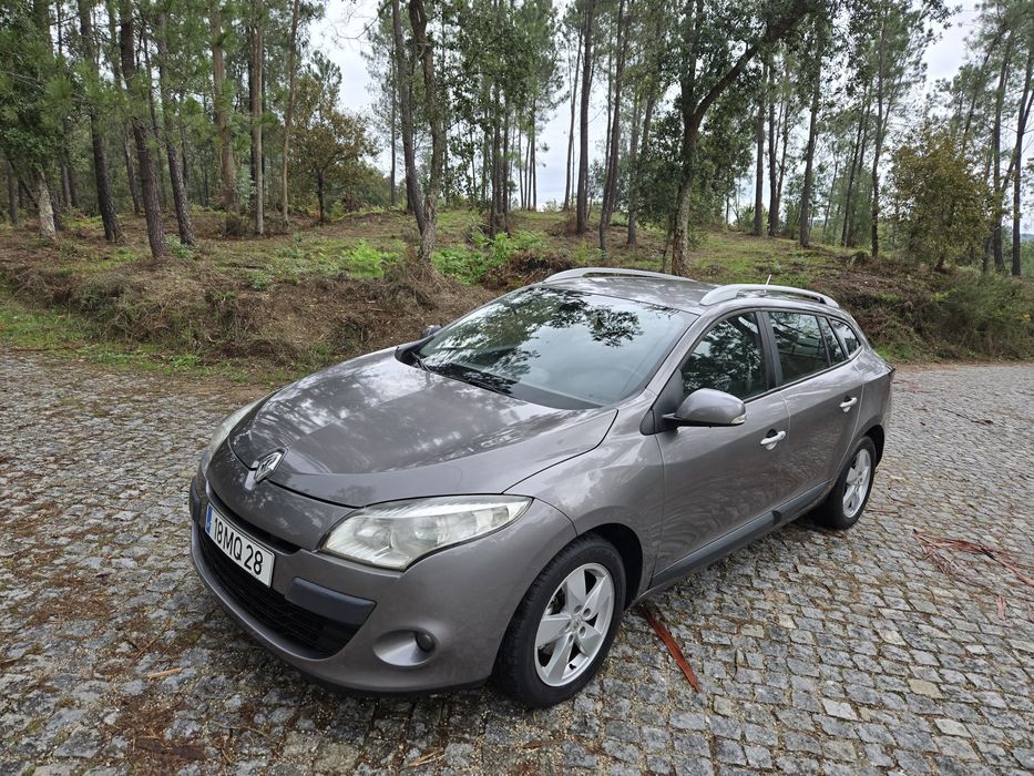 Carro pronto para pegar estrada com a família.
