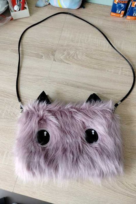 Fioletowa włochata torebka potwór