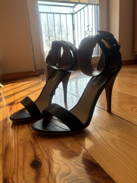 Sandałki zapinane w kostce Mango