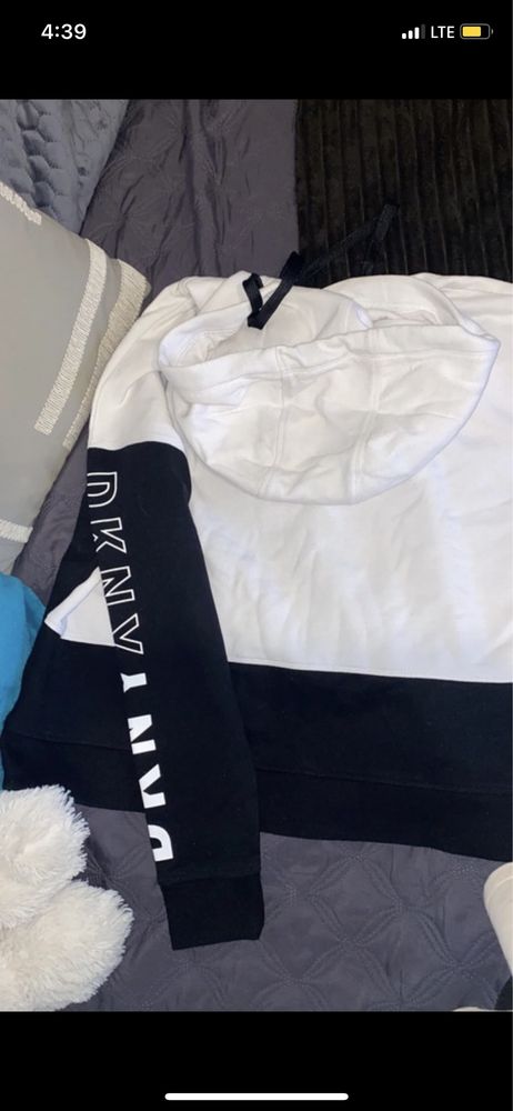 Bluza z kapturem bialy czarny DKNY