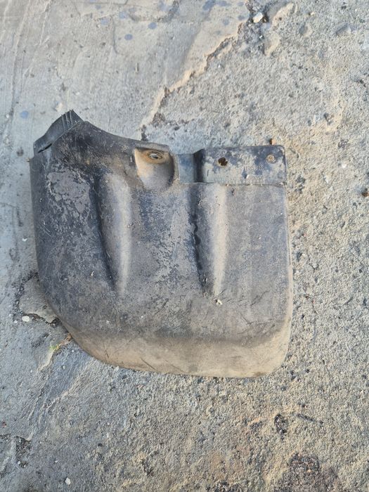 Бризговики задній лівий Mitsubishi L200 2006-2015 MN 117453 RR