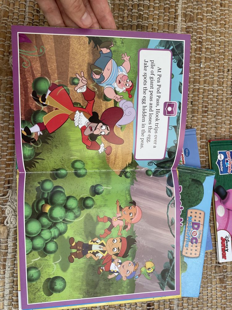 Книги на английском для детей /Mickey Mouse /hungry catepillar