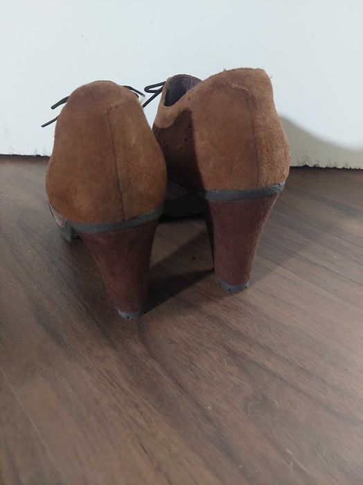 Sapatos em camurça de mulher