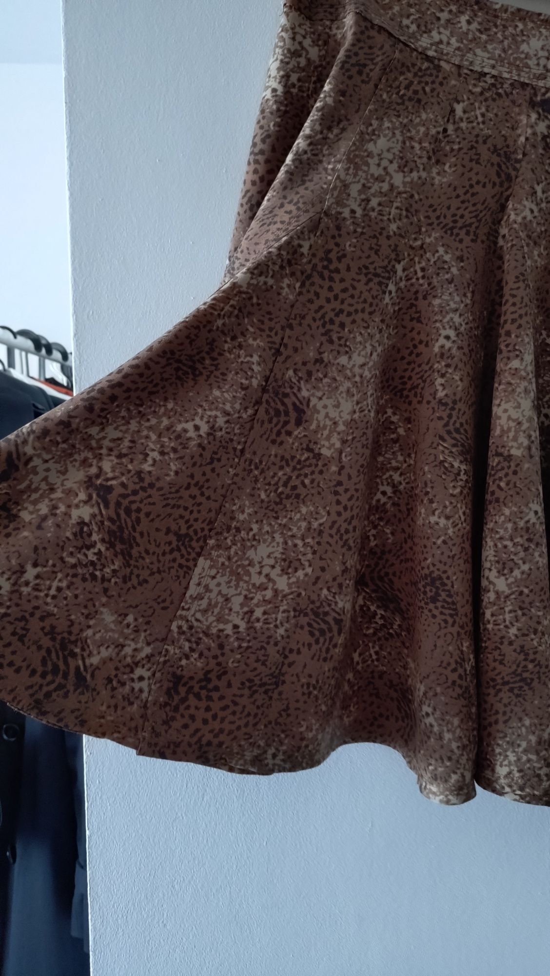 Rozkloszowana spódnica 100% jedwab midi na wiosnę beż brąz panterka