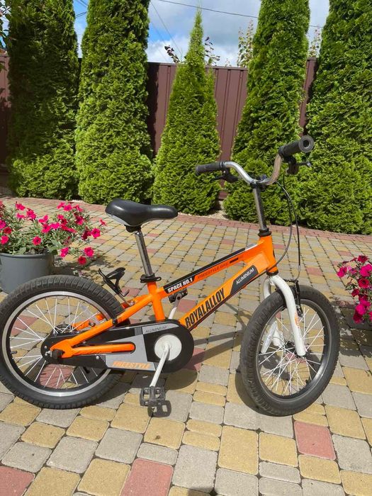 Дитячий велосипед на вік 4- 9 років, колеса 18 . В прекрасному стані.