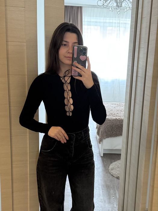 Боді з вирізом