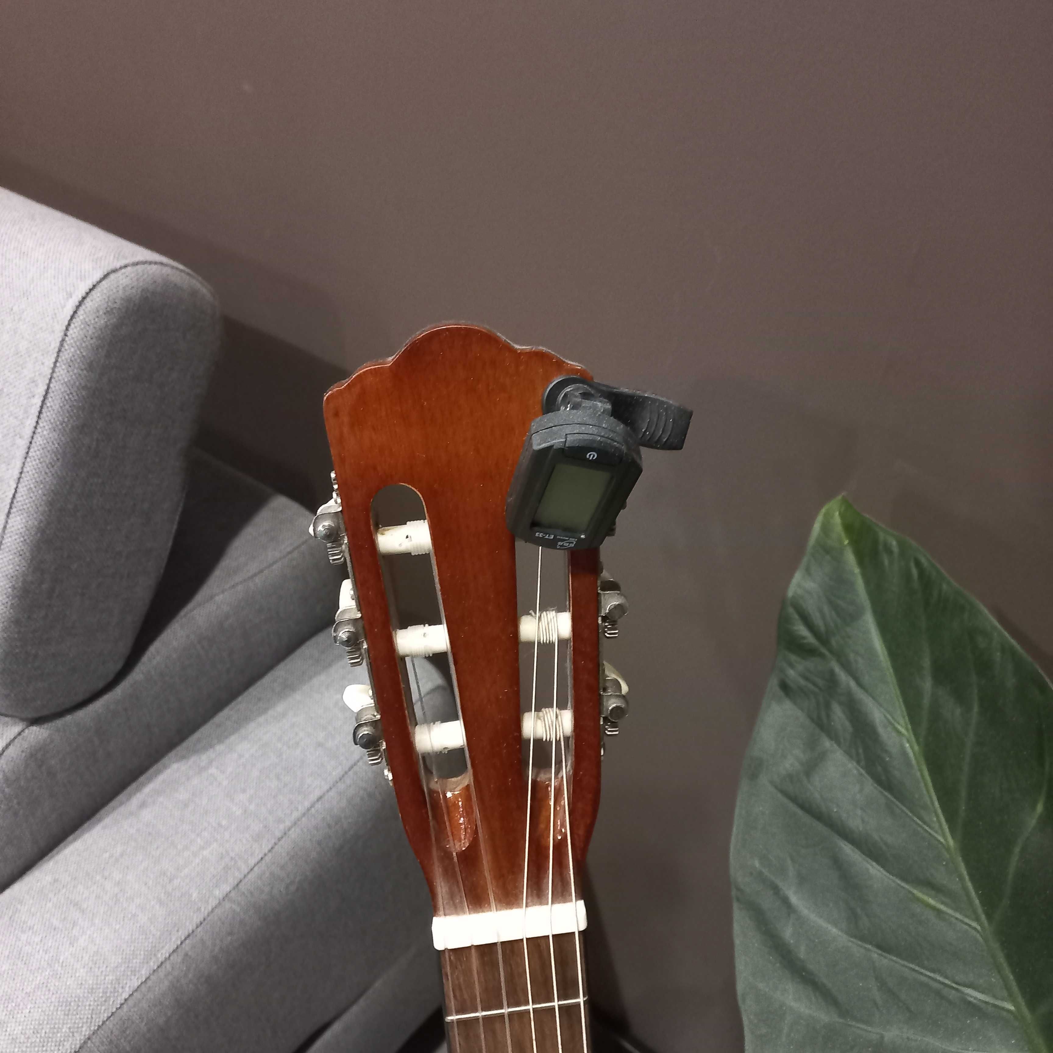 Gitara wraz ze stojakiem i stroikiem