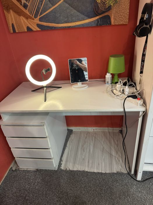 Sprzedam biale biurko z szyfladami