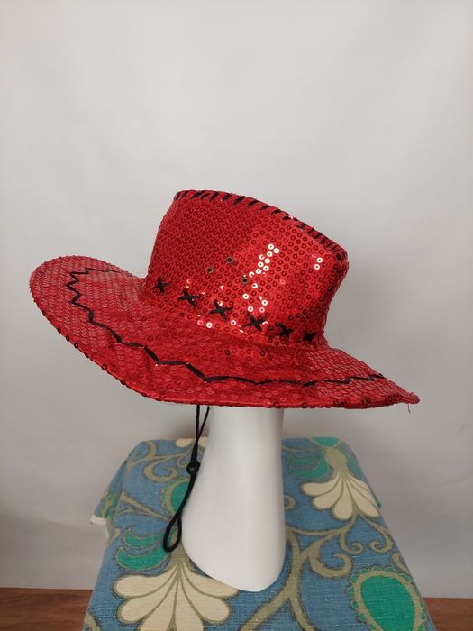 Czerwony kapelusz kowbojski z cekinami. H150
