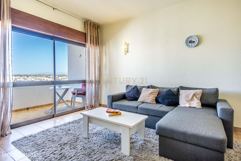 Apartamento T1 com Vista Parcial de Mar, Elevador e Garagem