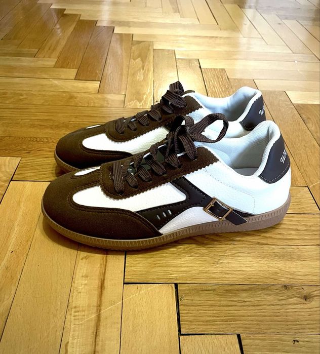 Жіночі кросівки в стилі casual на вузеньку ніжку