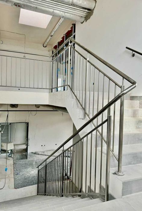 Balustrady i poręcze na klatki schodowe ze stali nierdzewnej