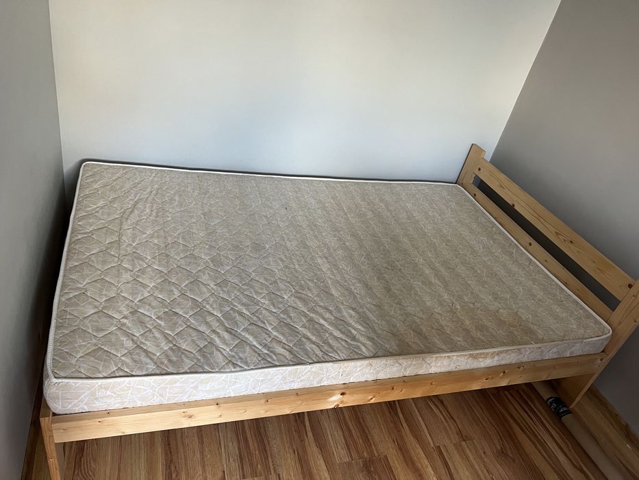 Drewniane łóżko 120x200 z materacem sprężynowym
