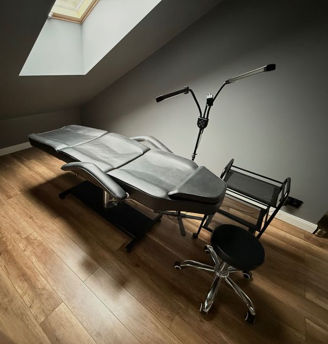 Fotel kosmetyczny zestaw taboret stolik pomocniczy lampa dwuramienna