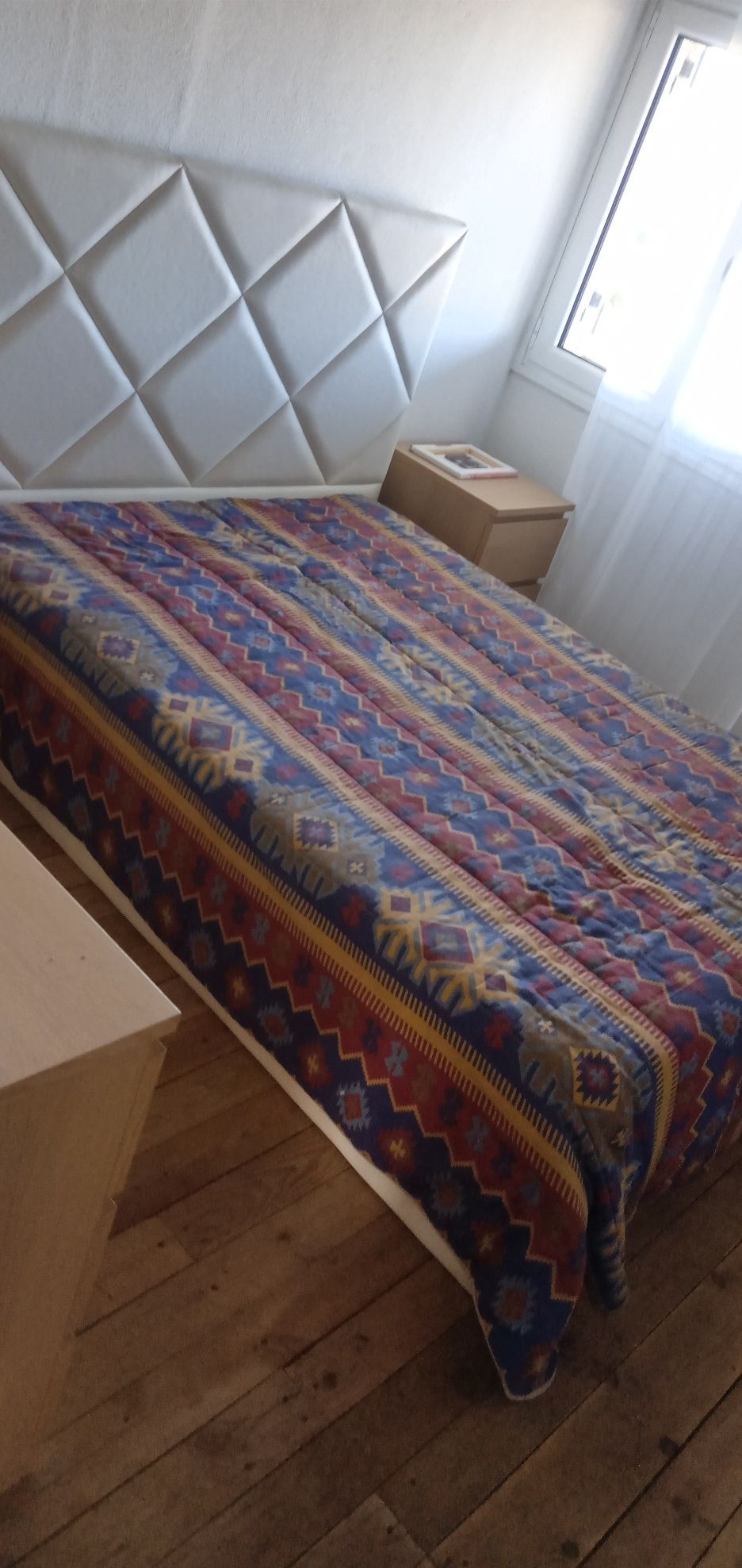 Cama + 2 mesas de cabeceira
