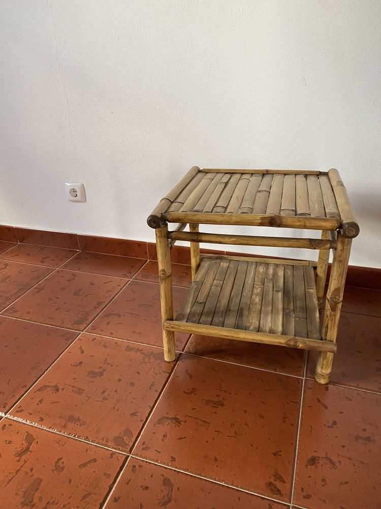 Mesa de vidro de apoio e mesa em bambu