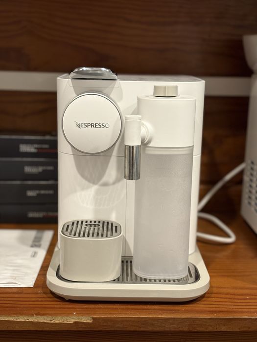 Máquina Nespresso Gran Lattissima (1 mes de uso)