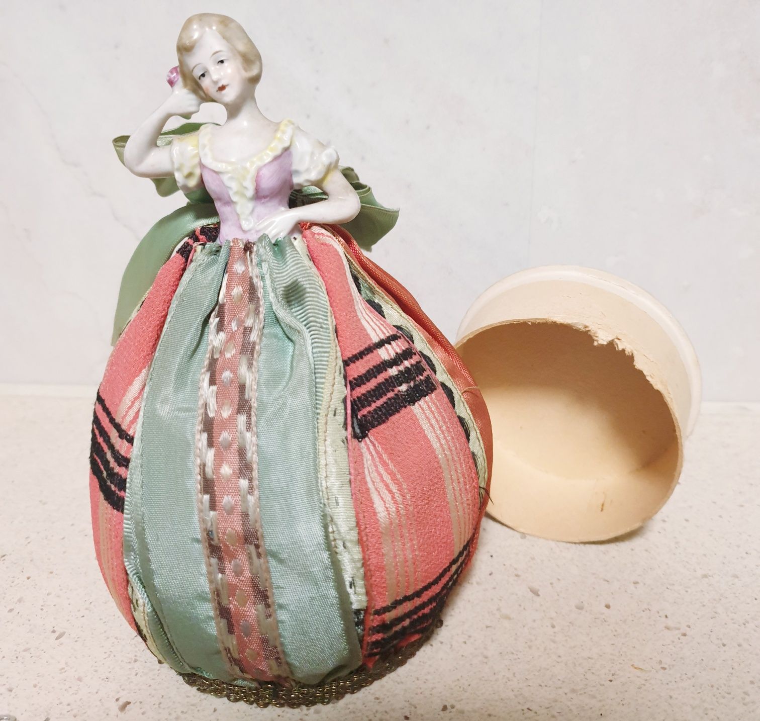 Linda antiga boneca "half doll" de pó de arroz em porcelana alemã