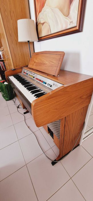 Vintage Órgão Elka Capri 101 Combo, 1976, fabricado em Itália.