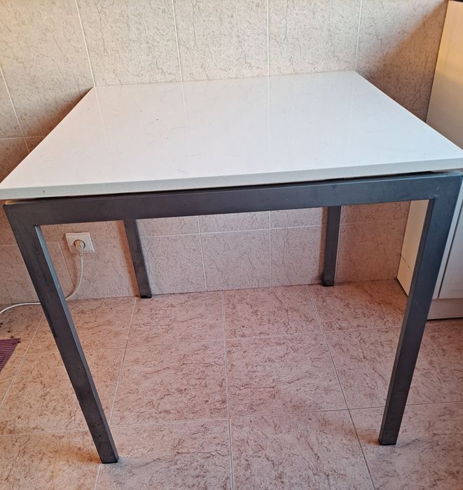 Mesa Ikea 75×75 em bom estado