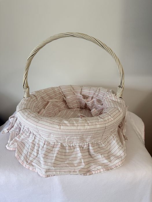 Cesta forrada com tecido às riscas, ideal para produtos de bebé