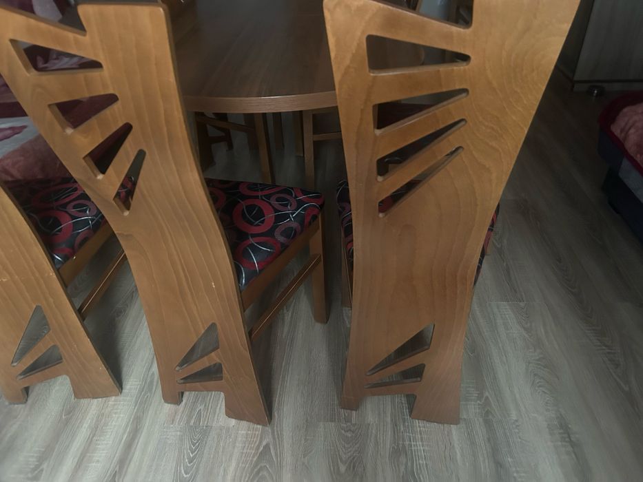 Stół rozkladany i 8 krzesł